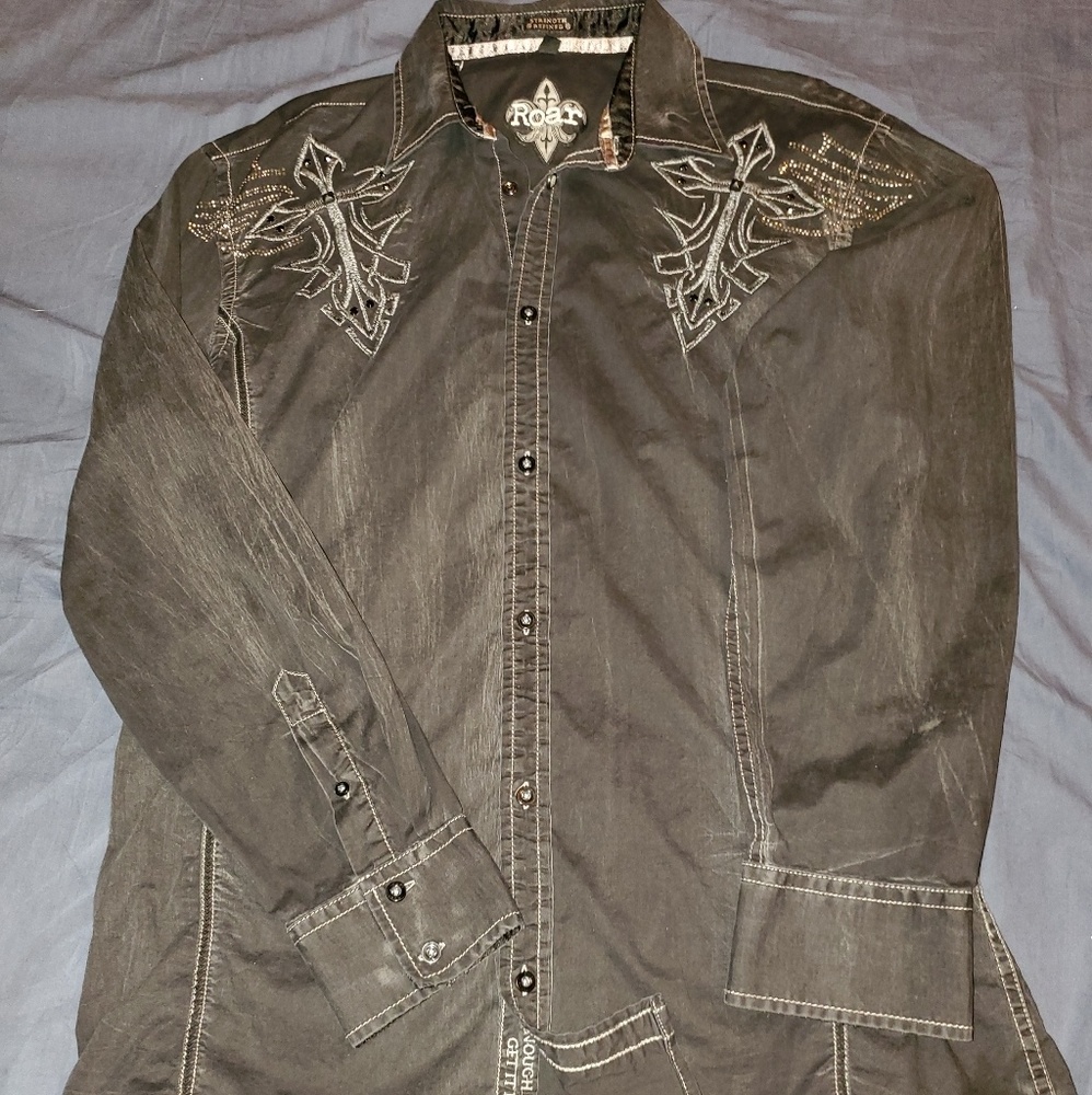 Black vintage style Roar shirt size large